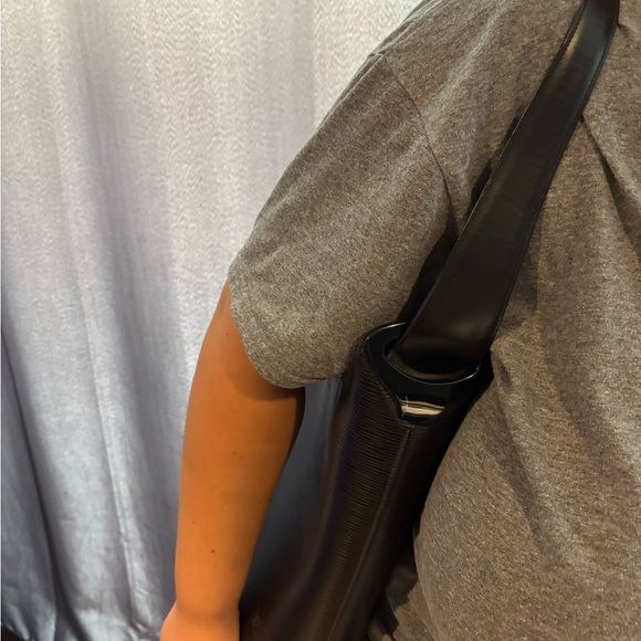 Authentic Louis Vuitton Black Epi leather tote bag - Picture 6 of 6